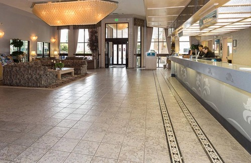 Parkrose House | CLOSE TO THE AIRPORT! MODERN AND COMFY UNIT, POOL!