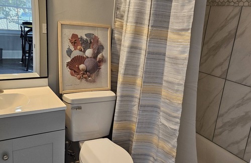 Riverdale Apartment | Close to the airport! Remodeled furnished 1 Bedroom suite with Kitchenette.
