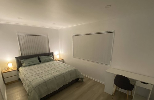 Papatoetoe Other | Close to the Auckland Airport. Modern big Bedroom With Attached Bathroom