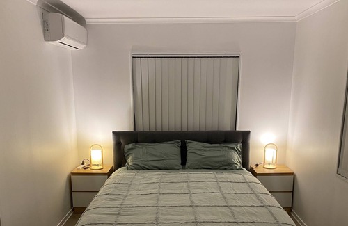 Papatoetoe Other | Close to the Auckland Airport. Modern big Bedroom With Attached Bathroom