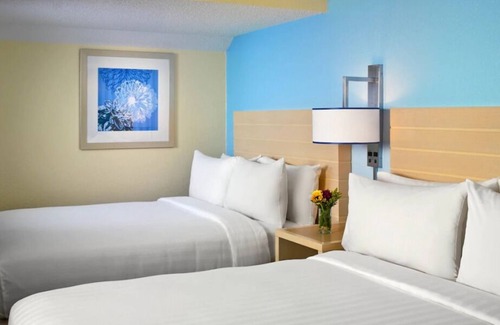 Chesterfield House | Close to Westfield Chesterfield Mall! 3 Pet-friendly Units w/ FREE Breakfast!