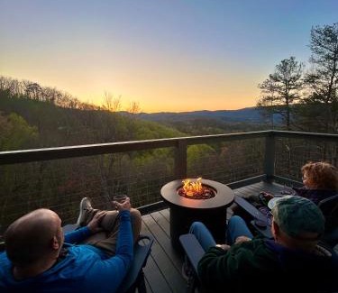 Gatlinburg - Pigeon Forge House | Cloudchaser Cabin, Private, New Cabin, 2 Kings, Cozy, Modern, Hot Tub, View, Theater