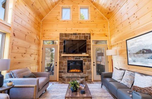 Gatlinburg - Pigeon Forge House | Cloudchaser Cabin, Private, New Cabin, 2 Kings, Cozy, Modern, Hot Tub, View, Theater