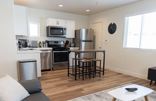Clovis House | Clovis Cottage - Charming, *NEW* Clovis Home