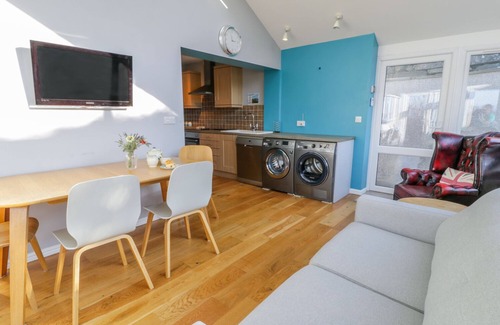 Harlech House | CLYD FAN, pet friendly, character holiday cottage in Harlech