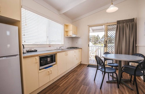 Batehaven Hotel | Clyde View Holiday Park