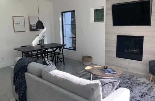 Canyon Heights Cottage | COACH HOUSE-Self Contained Oasis Just For You