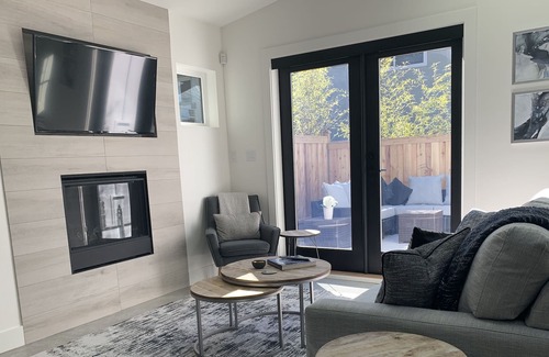 Canyon Heights Cottage | COACH HOUSE-Self Contained Oasis Just For You