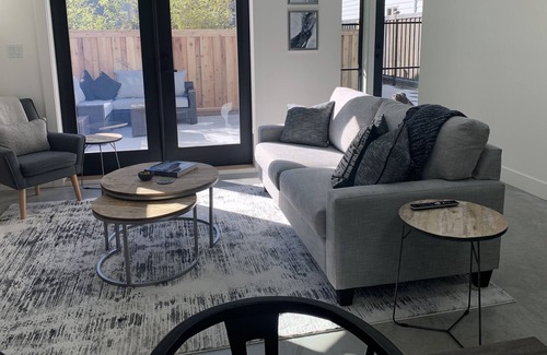 Canyon Heights Cottage | COACH HOUSE-Self Contained Oasis Just For You