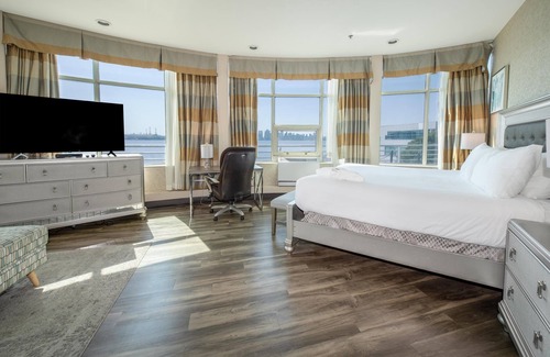 Lower Lonsdale Hotel | Coast Lonsdale Quay Hotel