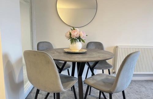 Moreton Apartment | Coastal 2 Bathroom Apartment, Free Parking