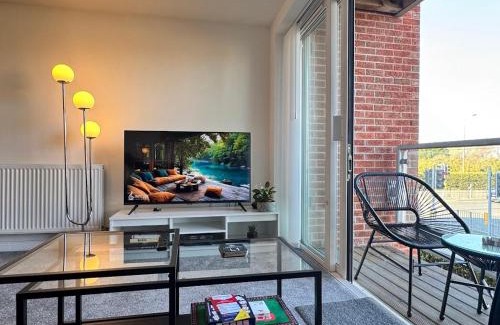 Moreton Apartment | Coastal 2 Bathroom Apartment, Free Parking