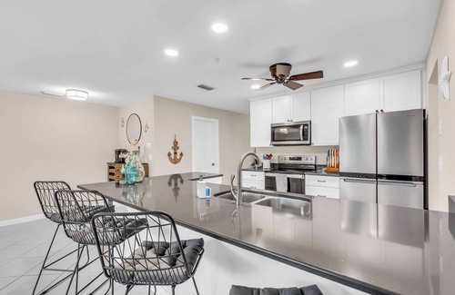 Palma Sola House | Coastal 3BR Minutes to AMI Beaches. Sleeps 9! Fun Outdoor Patio Area