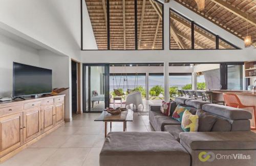 Temae House | Coastal Bliss: 1BR Bungalow by the Sea in Moorea