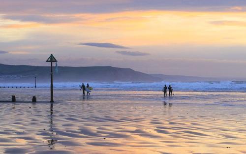 Borth Apartment | Coastal Bliss Charming Cottage near Borth beach