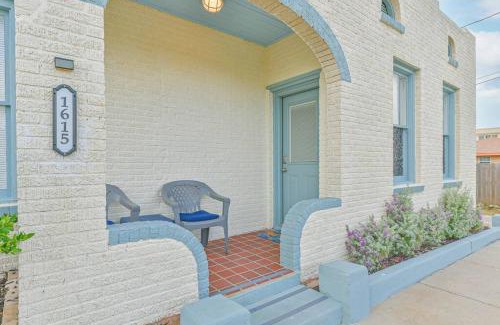 San Jacinto House | Coastal Blue Beach House with 3 Bedrooms and Just off the Seawall