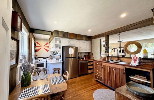 Orrs Island Cottage | Coastal Charm Awaits at This Orr’s Island Retreat !