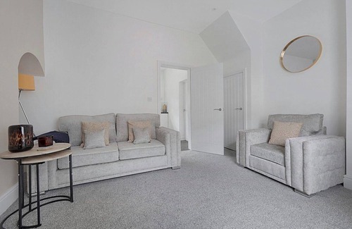 Loftus House | Coastal Charm Retreat, Sleeps 4