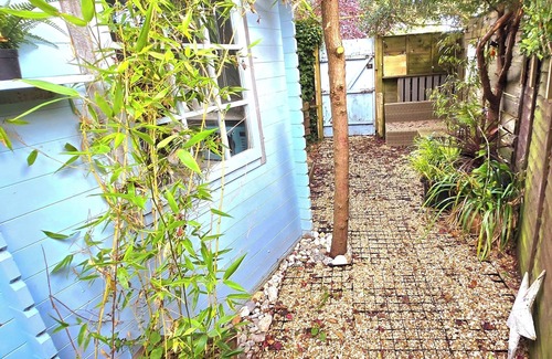 Bognor Regis Cabin | Coastal Cosy Cabin With hot tub