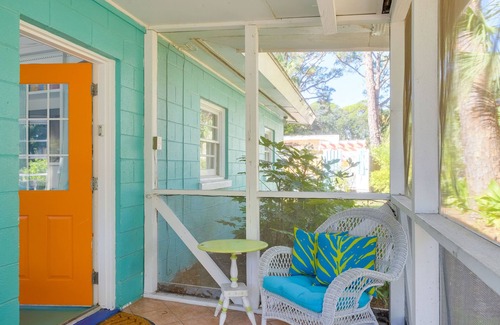 Tybee Island Cottage | Coastal Cottage 4 Blocks from Beach, fall specials & military discounts