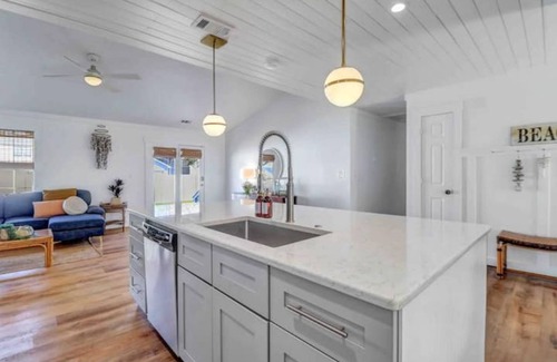 Old Town Bluffton House | Coastal Cottage near DT Bluffton w/Golf Cart