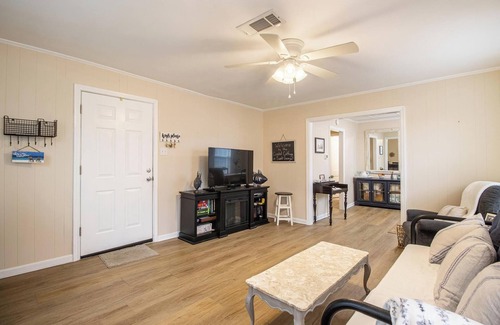 Biloxi Cottage | Coastal Cottage on Saint George- Walk to the beach! 10% per diem discounts!