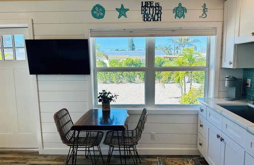 Central Naples Cottage | Coastal Cottage w/King Bed- 1.5 miles fromnthe Beach!