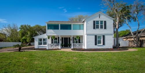 Bay Area House | Coastal Elegance Unveiled