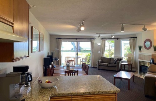 Regional District of Nanaimo Condo | Coastal Elements - 1BDRM - Full Kitchen