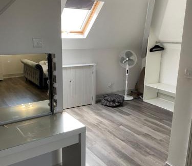 Port Talbot House | Coastal Escape: 4 bed mansion