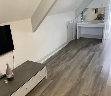 Port Talbot House | Coastal Escape: 4 bed mansion