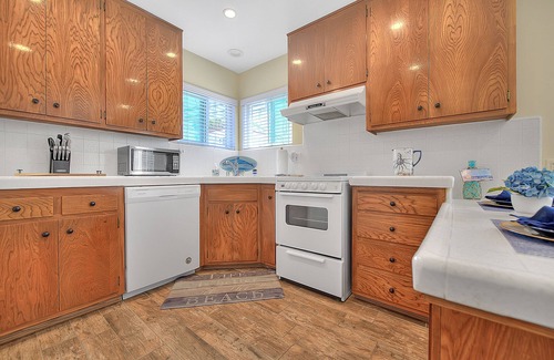 Peninsula Apartment | COASTAL ESCAPE! Cozy one-bedroom apartment with garage by the Beach