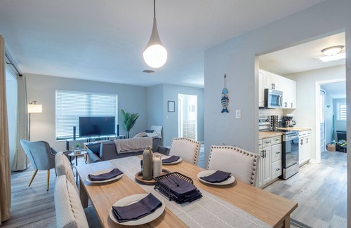 Bayshore Gardens House | Coastal Escape - River by the Beach - Sleeps 11!