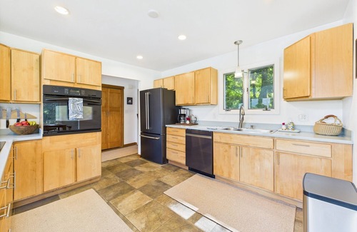 Juneau House | Coastal Escape w/Sauna, Soaking Tub & Bay Views