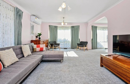 Mornington House | Coastal Family Entertainer