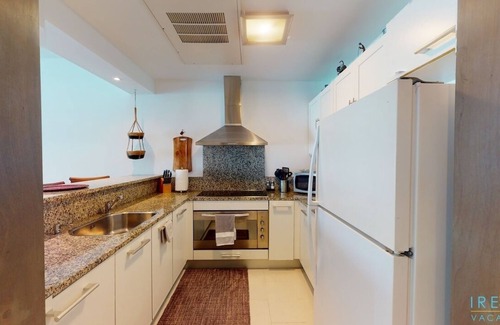 Beacon Hill Condo | ☀️🏖️Coastal Oasis by IRE Vacations - Spacious Studio Overlooking the Beach