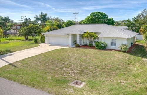South Venice House | "Coastal Retreat" Pool Home with Spa conveniet to several Beaches
