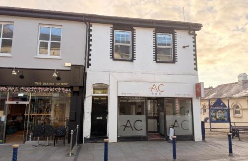 Porthcawl Apartment | COASTAL RETREAT Town Centre Entire Property, Very Close to Sea & Restaurants, 2 King Size Beds