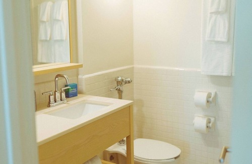 San Jacinto Hotel | Coastal Vibe | 2 Balcony Queen Rooms Near Downtown Galveston