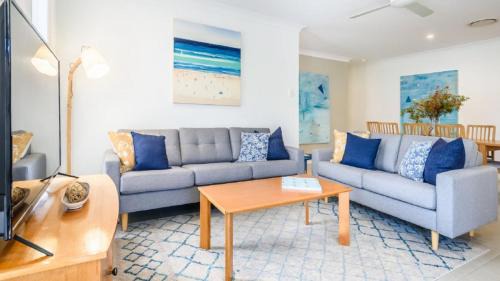 Umina Beach House | Coastal Villa Umina-pet friendly, walk to cafes, shops
