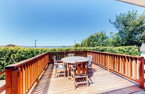 Coos Bay House | Coastal Vista Retreat