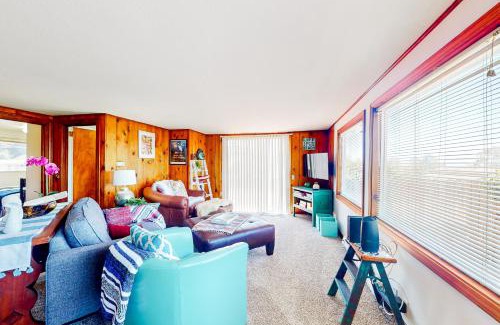 Coos Bay House | Coastal Vista Retreat