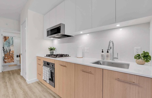 Eau Claire Apartment | Coastal Winds DT Gym River Walk