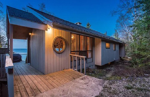 Northern Bruce Peninsula Cottage | Cobblestone Waterfront cottage 4 Bedrooms, 2 Bathrooms, Sauna at Lion Head