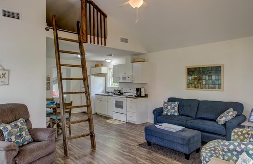 Pass Chateau Harbor House | Coconut Cottage - Feel like you are sleeping in a treehouse! Bikes included - close to bike trail home