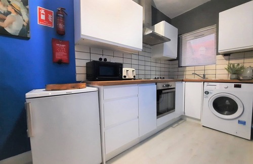 Colchester House | Colchester 3-Beds, Sleeps 5 with Parking & WiFi