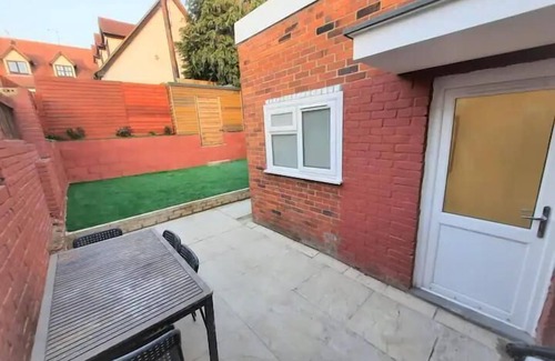 Colchester House | Colchester 3-Beds, Sleeps 5 with Parking & WiFi