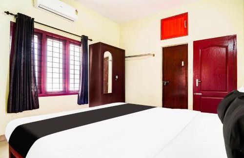 Kumbalam Hotel | Collection O Nettoor Near Lakeshore Hospital
