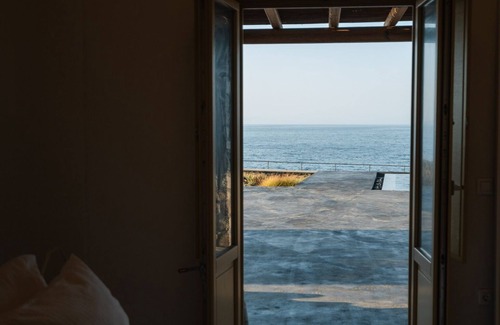 Kamari House | Colombos BeachFront
