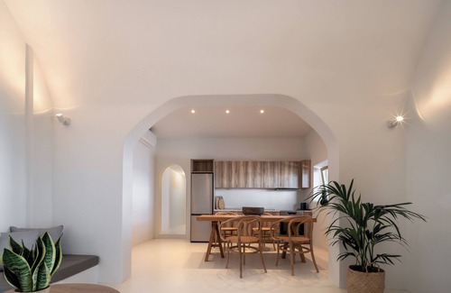 Kamari House | Colombos BeachFront